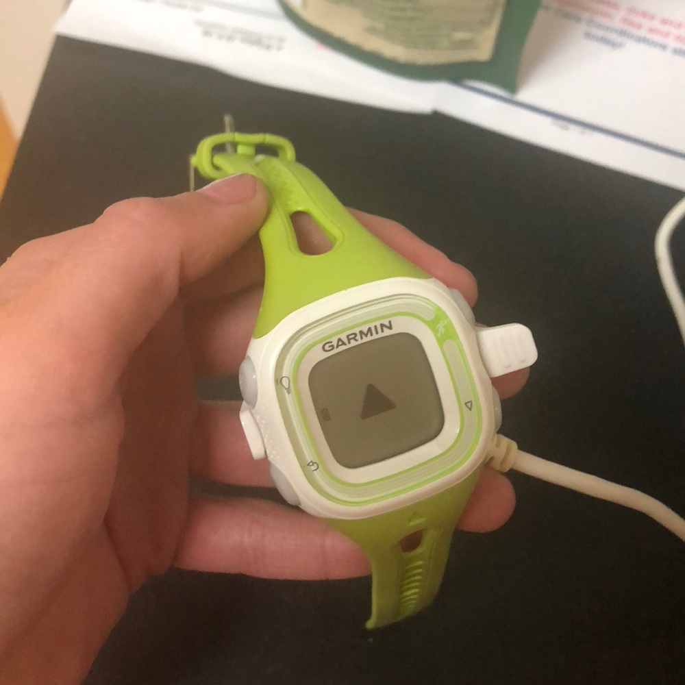 Garmin Forerunner 10 women’s GPS watch and CHARGER